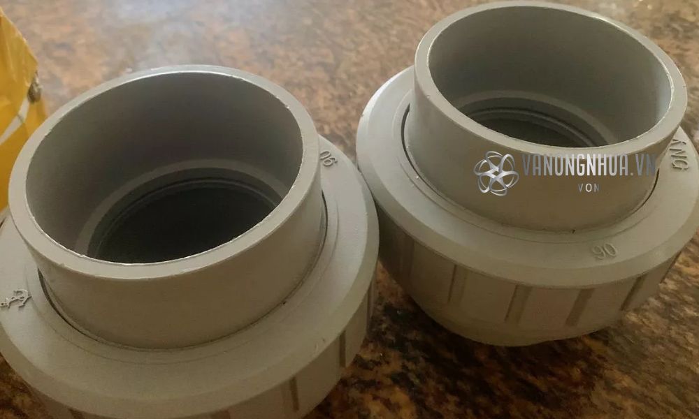 rắc co nhựa 90 là gì