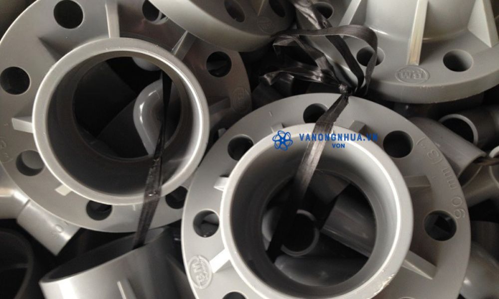mặt bích pvc 90 sử dụng phương pháp kết nối nào