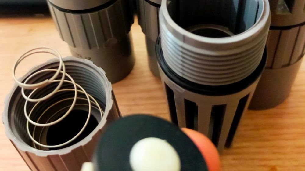 rọ bơm nhựa dán keo pvc phi 27 có lò xo không