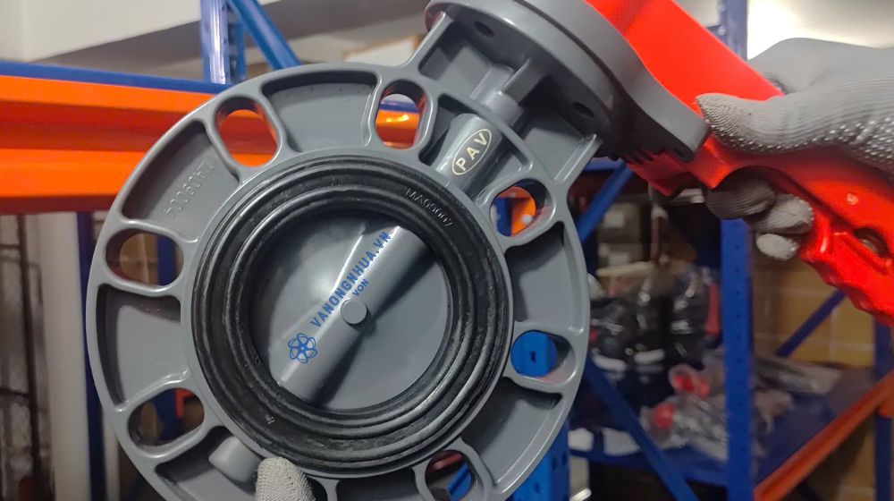 van bướm pvc dn80 là gì