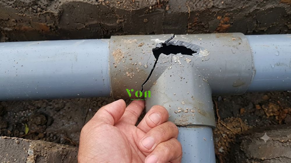 vì sao tê nhựa upvc hay bị nứt chân tê